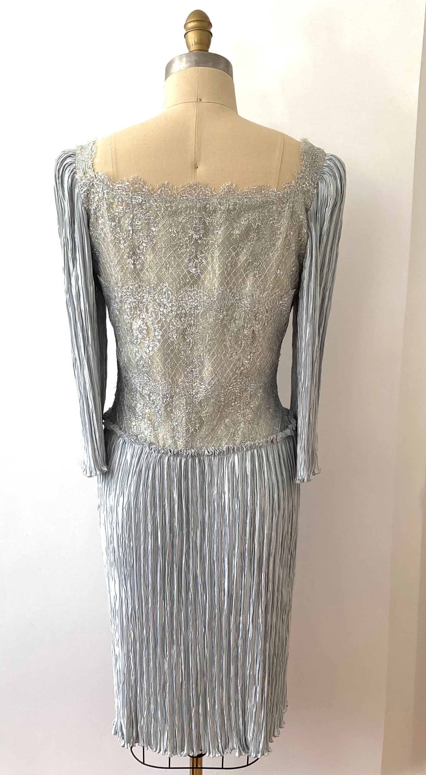 MARY MCFADDEN, 1980s SILVER METALLIC PLEATED KNEE LENGTH LS DRESS