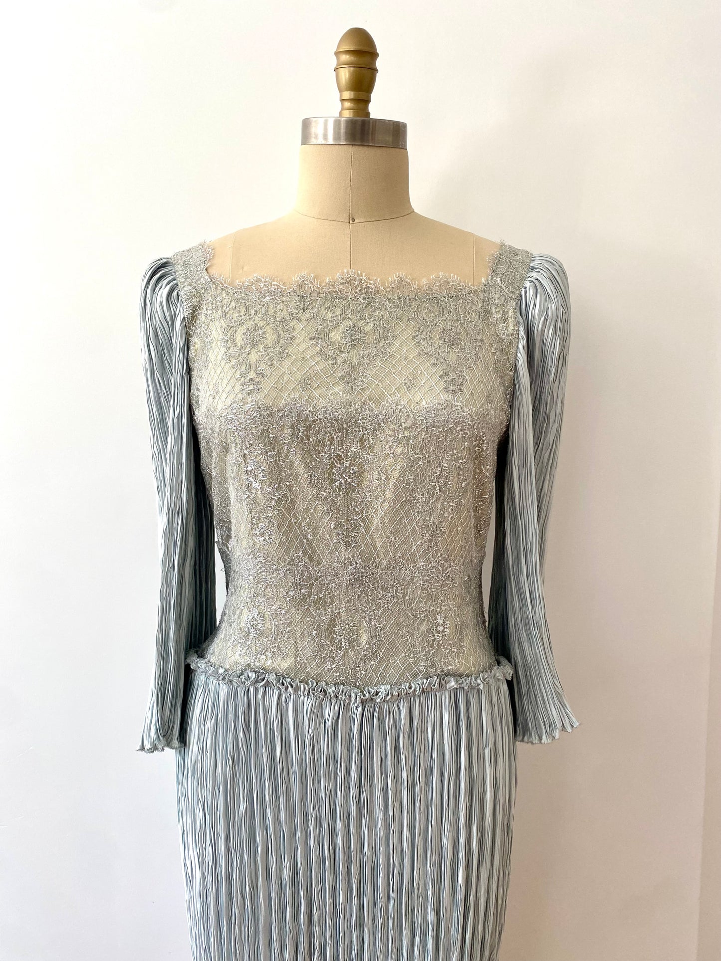 MARY MCFADDEN, 1980s SILVER METALLIC PLEATED KNEE LENGTH LS DRESS