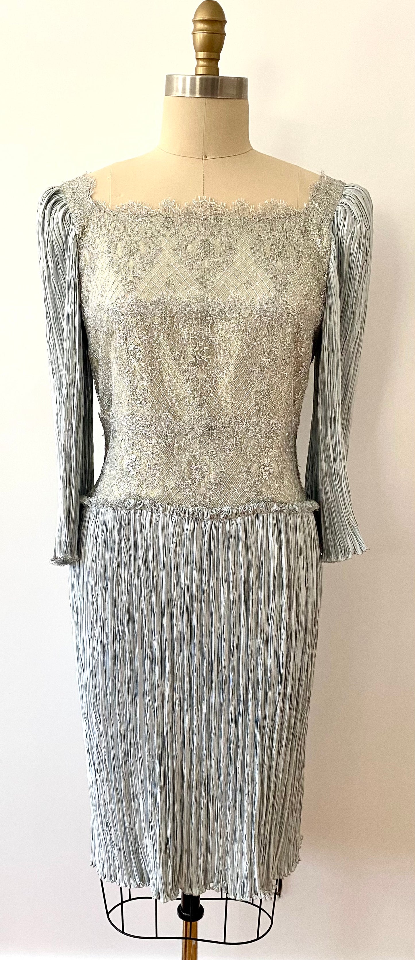 MARY MCFADDEN, 1980s SILVER METALLIC PLEATED KNEE LENGTH LS DRESS